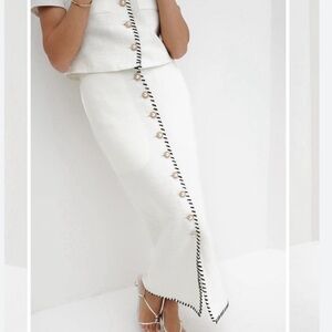 Elegant White Pencil Skirt with Contrast Trim